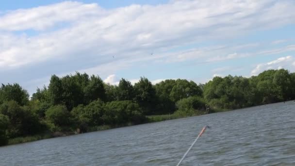 Pólo de pesca à espera de peixe para morder isca — Vídeo de Stock