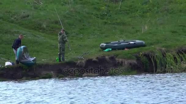 Kursk, Rusia - 28 de mayo de 2017: machos canadienses vuelan a pescar en competencia en el río de agua dulce — Vídeo de stock