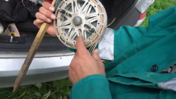 Ένας ψαράς δείχνει μια συσκευή για την αλίευση ψαριών — Αρχείο Βίντεο