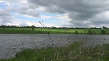 Güzel gökyüzü ile mistik nehir üzerinde uçuş