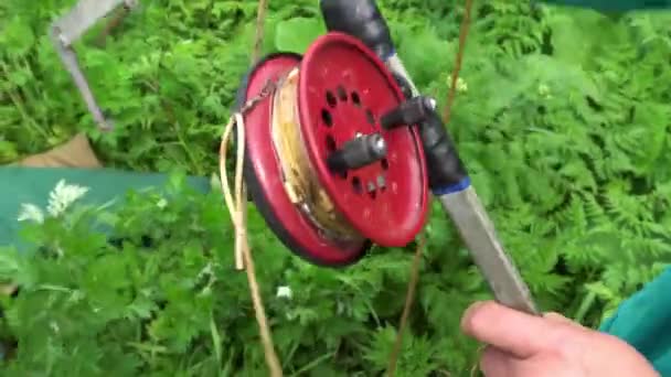 Bir balıkçı balık yakalamak için bir cihaz gösterir — Stok video