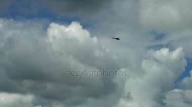 Helikopter gökyüzünde uzak mesafe içinde yüksekten uçuyor