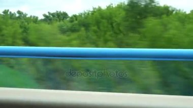 Bir arabadan, otobüsten, trenden pencere manzarası. Seyahat eden HD videoları
