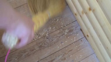 Evde odada zemin süpürme