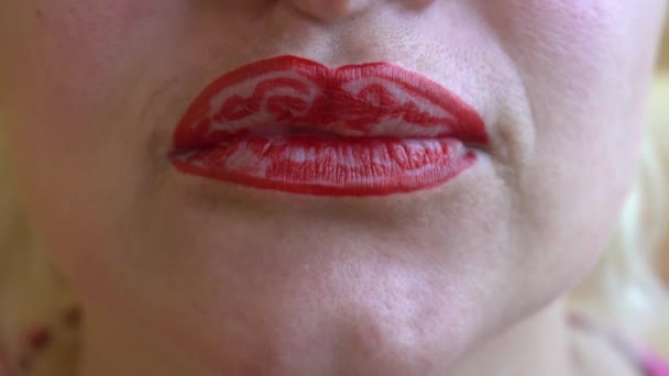 Le labbra rosse dipinte di una giovane ragazza. vicino — Video Stock