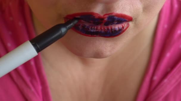 Flicka målar den röda läppar svart tuschpenna — Stockvideo