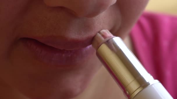 Flicka målar läpparna rosa läppstift — Stockvideo