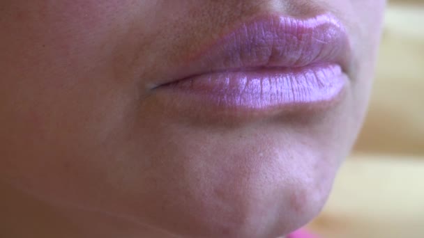 Die bemalten rosa Lippen eines jungen Mädchens. Nahaufnahme — Stockvideo