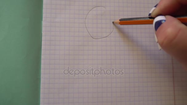 Mão de mulheres desenha um homenzinho no caderno — Vídeo de Stock
