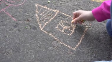 Bebek el ile renkli tebeşirler kaldırımda çizimi