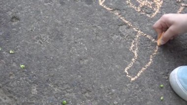 Bebek el ile renkli tebeşirler kaldırımda çizimi