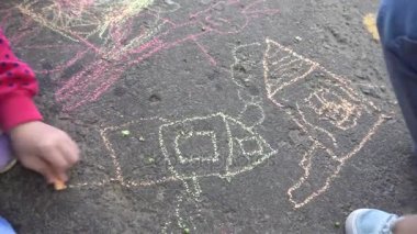 Bebek el ile renkli tebeşirler kaldırımda çizimi