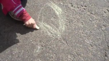 Bebek el ile renkli tebeşirler kaldırımda çizimi