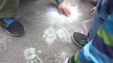 Bebek el ile renkli tebeşirler kaldırımda çizimi