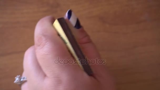 Vrouwelijke hand verlicht een lucifer op een luciferdoosje — Stockvideo