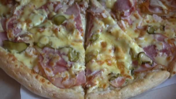 Pizza fresca, deliciosa, tiro à queima-roupa — Vídeo de Stock