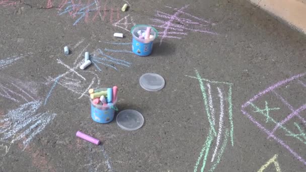 Buntstifte zum Zeichnen liegen auf dem Bürgersteig — Stockvideo