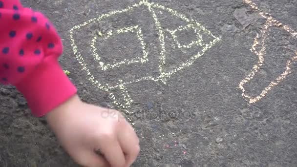 Baby hand tekenen met gekleurde krijtjes op de stoep — Stockvideo