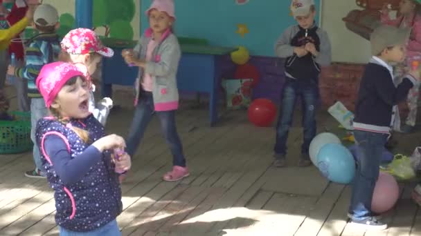 Kursk, Oroszország - június 1-én 2017:children játék és tánc kindergarten.day, a gyermekek védelméről és a játszótéren — Stock videók
