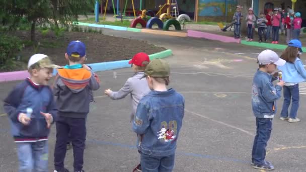 Kursk, Oroszország - június 1-én 2017:children játék és tánc kindergarten.day, a gyermekek védelméről és a játszótéren — Stock videók