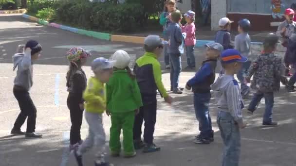 Kursk, Ryssland - 1 juni 2017:children lek och dans på lekplatsen i kindergarten.day för skydd av barn — Stockvideo