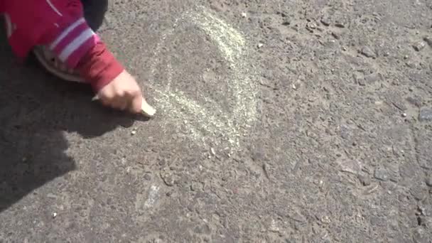 Baby hand drawing with colored chalks on the pavement — Stock Video