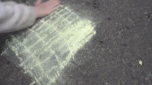 Dessin de bébé à la main avec craies colorées sur le trottoir — Video