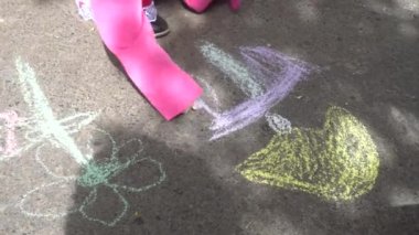 Bebek el ile renkli tebeşirler kaldırımda çizimi