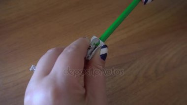 Kadınların elleri kalemtıraşı keskinleştiriyor.