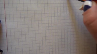 bir defter bir kalem ile gülen yüz kadının el çizer