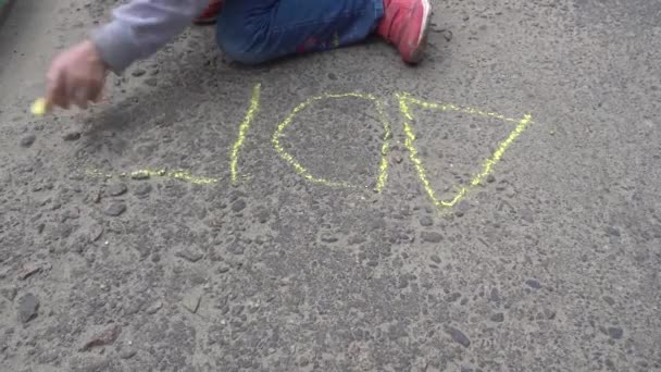 宝贝的手绘图用彩色粉笔在人行道上 — 图库视频影像