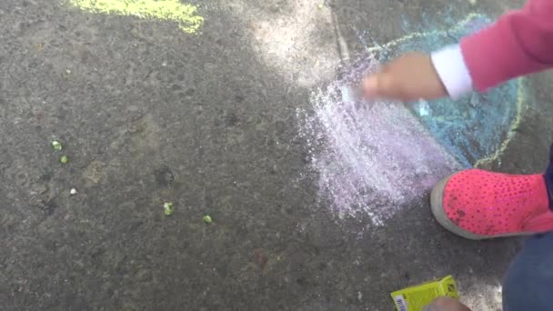 Dessin de bébé à la main avec craies colorées sur le trottoir — Video