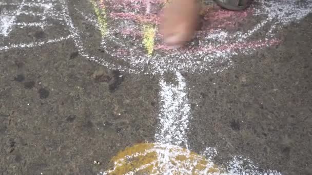 Dibujo de la mano del bebé con tiza de colores en el pavimento — Vídeo de stock