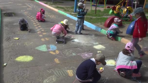Kursk, Oroszország - június 1-én 2017:children felhívni a ceruzák a pavement.day a gyermekek védelme — Stock videók