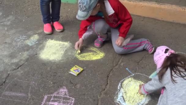 Koursk, Russie - 1er juin 2017 : les enfants dessinent avec des crayons sur le trottoir. — Video