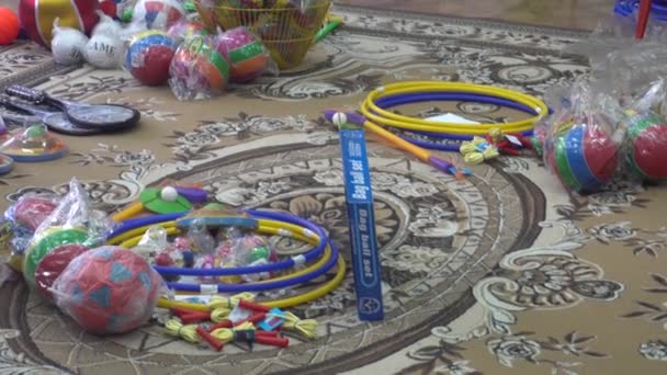 Kursk, Rusko - 1. června 2017: spousta hraček, které leží na koberci v mateřské školce — Stock video