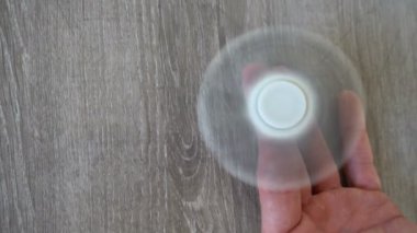 beyaz el spinner veya üzerinde dönen fidgeting spinner el mans