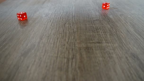 Würfeln mit roten Würfeln auf grauem Hintergrund im Casino — Stockvideo