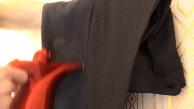 insanlar onları tutmak için siyah pantolon buğulaması