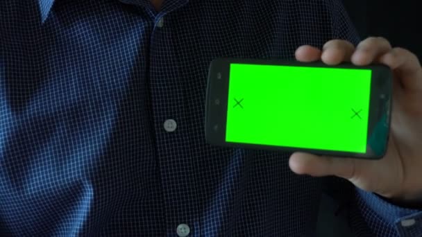 Närbild av manliga händer vidrör smartphone. Grön skärm Chroma Key. Närbild. Spårar rörelse. Vertikalt. byxor. - Svep vänster höger animation svart 6 — Stockvideo