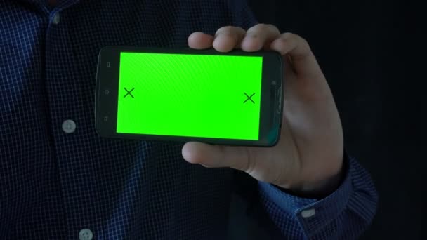 男性手摸智能手机的特写。绿色屏幕色谱键。靠近点跟踪运动。垂直的。裤子。-擦拭左边动画黑色6 — 图库视频影像