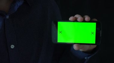 Akıllı telefona dokunan erkeklerin yakın çekimleri. Yeşil Ekran Krom Anahtarı. Kapatın. İzleme hareketi. Dikey. Pantolon. - Sol sağ animasyon siyah 6 'yı kaydır.
