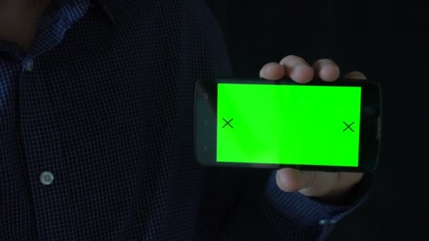 Close-up van mannelijke handen aanraken van smartphone. Groen scherm Chroma Key. Sluit maar af. Traceer beweging. Verticaal. broek. - Veeg links rechts animatie zwart 6 — Stockvideo