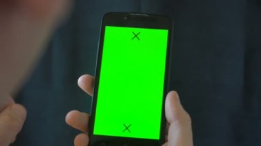 Akıllı telefona dokunan erkeklerin yakın çekimleri. Yeşil Ekran Krom Anahtarı. Kapatın. İzleme hareketi. Dikey. Pantolon. - Sol sağ animasyon siyah 6 'yı kaydır.