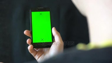 Akıllı telefona dokunan erkeklerin yakın çekimleri. Yeşil Ekran Krom Anahtarı. Kapatın. İzleme hareketi. Dikey. Pantolon. - Sol sağ animasyon siyah 6 'yı kaydır.