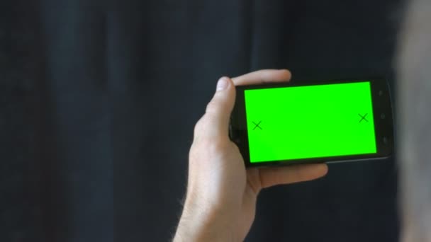 Gros plan des mains masculines touchant le smartphone. Écran vert Chroma Key. Ferme là. Suivi du mouvement. Verticale. Un pantalon. - Balayez vers la gauche animation droite noir 6 — Video