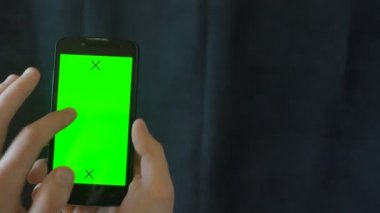 Akıllı telefona dokunan erkeklerin yakın çekimleri. Yeşil Ekran Krom Anahtarı. Kapatın. İzleme hareketi. Dikey. Pantolon. - Sol sağ animasyon siyah 6 'yı kaydır.
