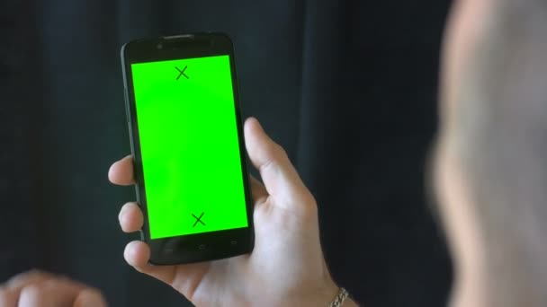Κοντινό πλάνο των αρσενικών χεριών που αγγίζουν smartphone. Πράσινο κλειδί Chroma οθόνης. Κλείσε. Εντοπισμός κίνησης. Κάθετα. παντελόνι. - Σαρώστε το αριστερό δεξί animation μαύρο 6 — Αρχείο Βίντεο