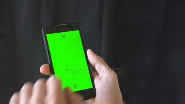 Närbild av manliga händer vidrör smartphone. Grön skärm Chroma Key. Närbild. Spårar rörelse. Vertikalt. byxor. - Svep vänster höger animation svart 6 — Stockvideo