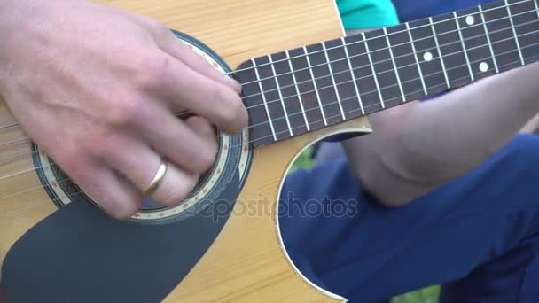 남자 리드 기타리스트 페이드 아웃으로 전기 기타 연주 — 비디오
